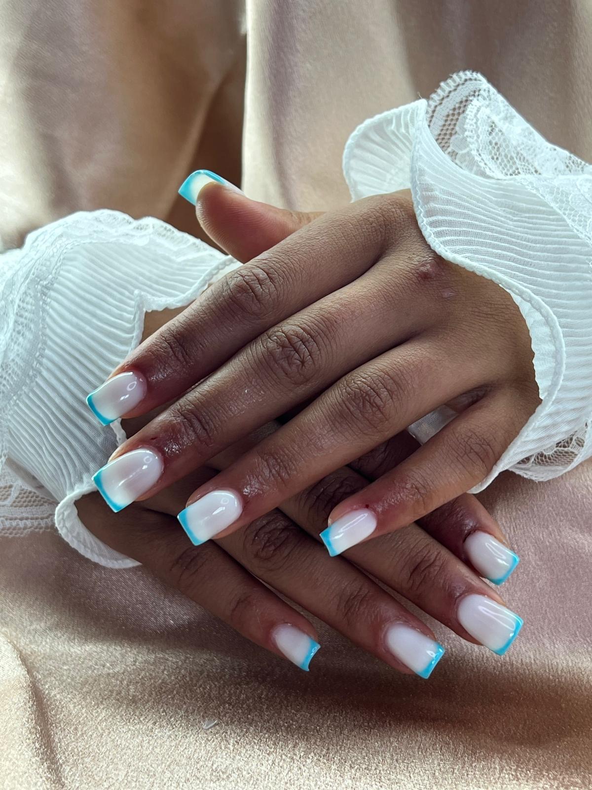 Blau-weiße French Nails von ELounge Beauty in Inzing