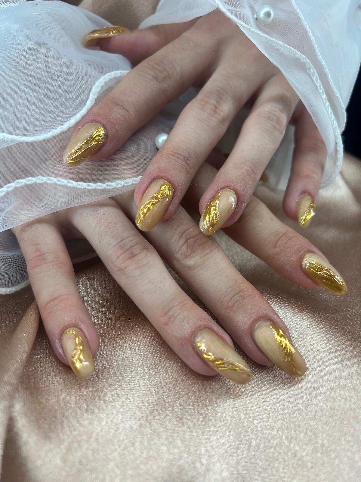 Gold Foil Nageldesign von ELounge Beauty